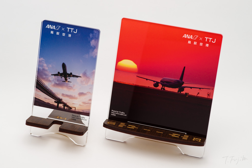 スマートフォンスタンド（左）、タブレットスタンド（右)