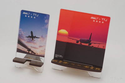 スマートフォンスタンド（左）、タブレットスタンド（右)